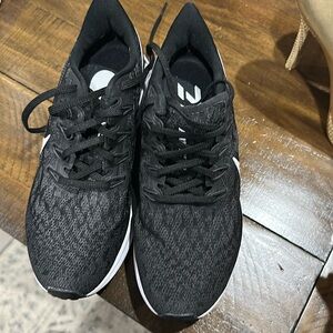 Worn once Nike tennis shoes